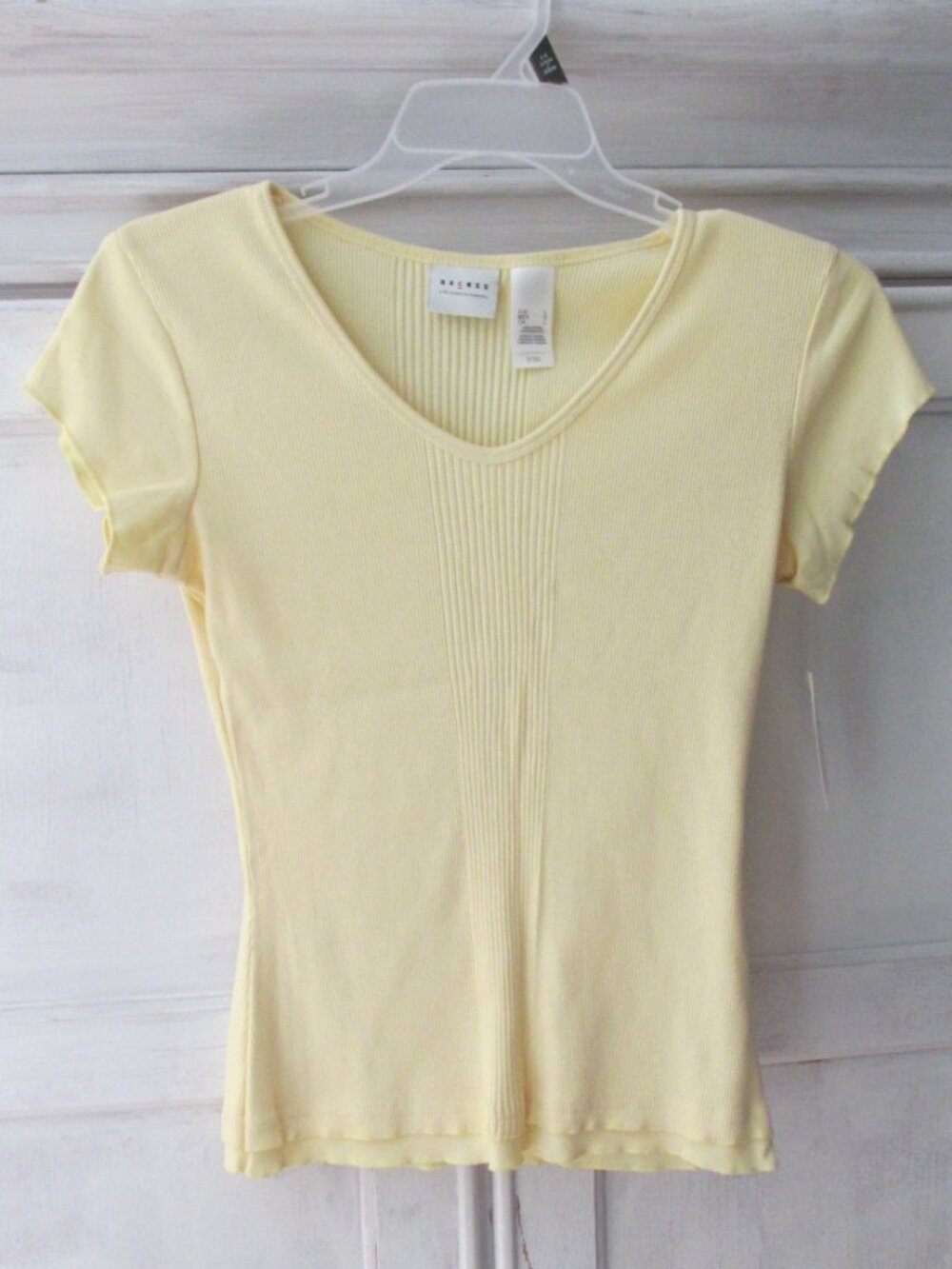 AXCESS WOMEN'S SIZE L TOP YELLOW RIBBED V - NECK T-SHIRT LAYERED HEM TEE NWT